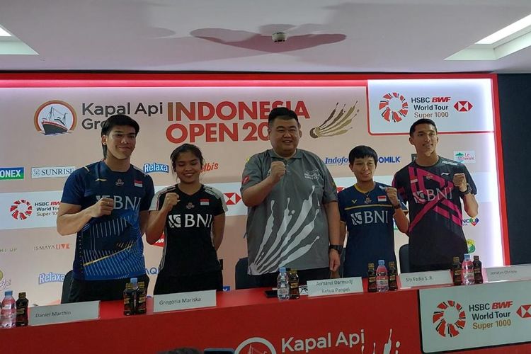 Jonatan Christie (paling kanan) menghadiri sesi konferensi pers bersama wakil Indonesia lainnya menjelang tampil pada Indonesia Open 2023 di Istora Senayan, Jakarta, Senin (12/6/2023) siang WIB.