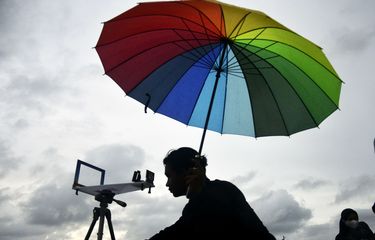 Petugas Badan Hisab Rukyat meneropong posisi hilal (bulan) menggunakan alat 'Hilal Tracker Handheld' untuk menentukan 1 Ramadhan 1443 Hijriah di Makassar, Sulawesi Selatan, Jumat (1/4/2022). Badan Hisab Rukyat Sulsel tidak dapat melihat hilal karena cuaca hujan sehingga tertutup awan mendung .
