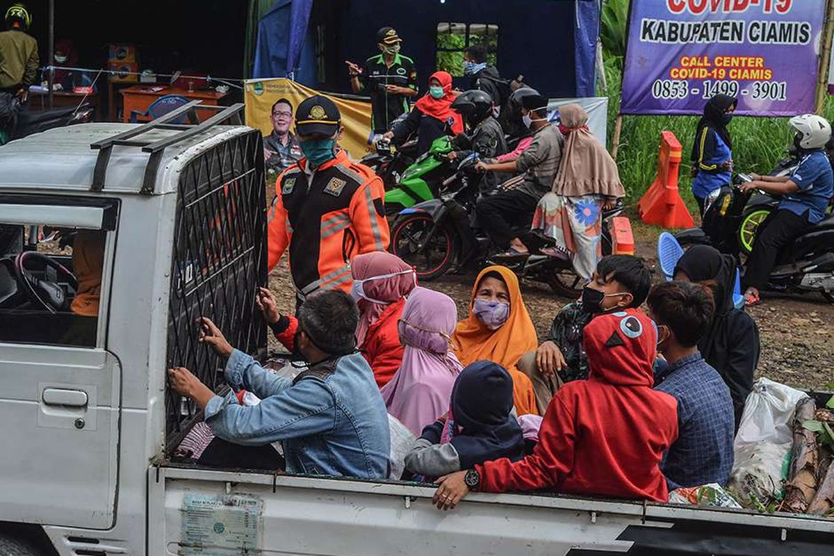 Petugas memeriksa pengendara di pos pemeriksaan (check point) di perbatasan Kabupaten Tasikmalaya dengan Kabupaten Ciamis, Jawa Barat, Selasa (26/5/2020). Pemeriksaan tersebut sebagai upaya penyekatan pemudik lokal yang hendak keluar-masuk Provinsi Jabar juga para pelancong ke tempat wisata di daerah masing-masing yang rentan penyebaran COVID-19.