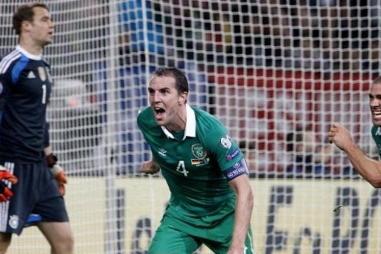 Bek Irlandia, John OShea (tengah), merayakan gol ke gawang Jerman pada laga Kualifikasi Piala Eropa 2016 Grup D, di Stadion Veltins Arena, Gelsenkirchen, Selasa (14/10/2014).