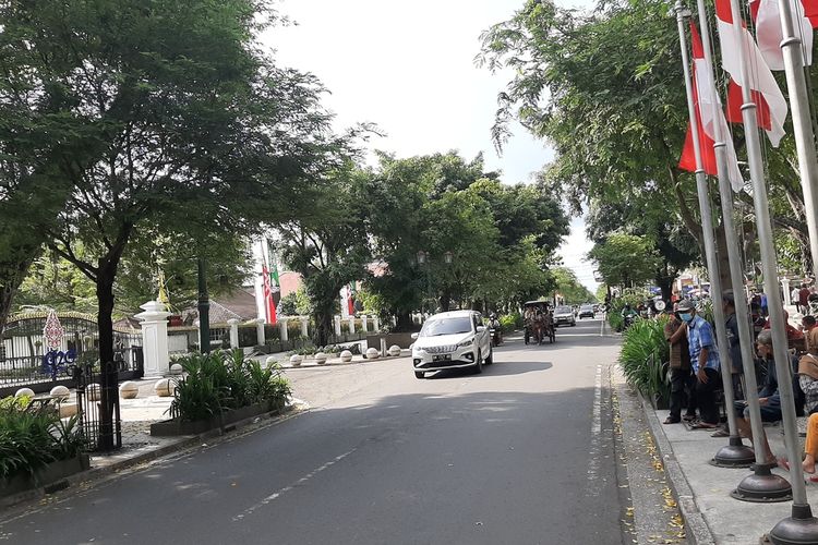 Kondisi arus lalu lintas di depan Istana Kepresidenan Gedung Agung Yogyakarta pukul 14.52 WIB terpantau lancar.
