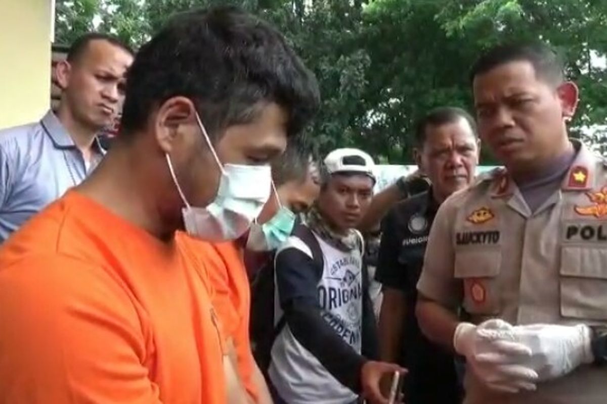 Kepolisian Sektor (Polsek) Serpong menangkap dua pelaku pencuri motor berinisial HDR dan JMR yang kerap beraksi di wilayah Tangerang Selatan. Dalam melakukan aksinya,  kedua pelaku berpura-pura menjadi petugas kepolisian dengan seragam preman. 