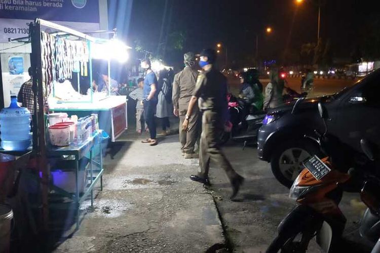 Sejumlah petugas Satpol PP Kota Dumai melakukan patroli antisipasi kerumunan orang, pasca penolakan penerapan PSBB oleh sejumlah pedagang dan warga di Pasar Senggol, Jalan Jenderal Sudirman, Kota Dumai, Riau, Kamis (21/5/2020).