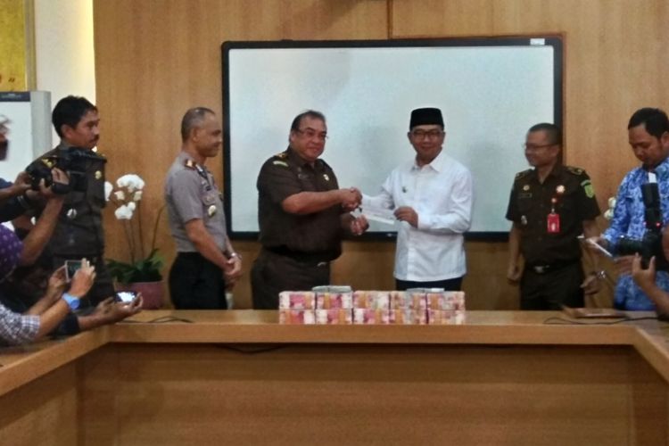 Wali Kota Bandung Ridwan Kamil saat serah terima duit kerugian negara hasil korupsi bansos dari Kepala Kejaksaan Negeri Bandung Agus Winoto disaksikan oleh Kapolrestabes Bandung Kombes Pol Hendro Pandowo di Pendopo Kota Bandung, Jalan Dalemkaum, Selasa (17/10/2017) 