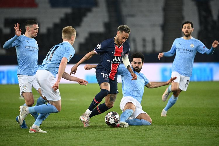 Penyerang PSG, Neymar, dikerubungi pemain-pemain Man City dalam laga leg pertama semifinal Liga Champions 2020-2021 di Stadion Parc des Princes, 28 April 2021.