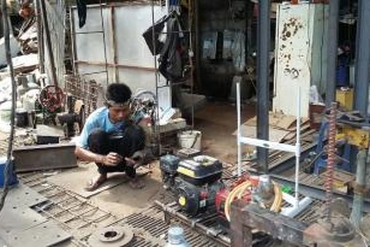 I Wayan Sumardana (31) alias Sutawan, pria asal Banjar Tauman, Desa Nyuhtebel, Kecamatan Manggis, Kabupaten Karangasem, Bali, yang berhasil membuat tangan robot untuk membantunya bekerja sehari-hari sebagai tukang las.