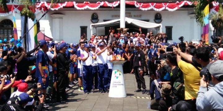 Pj Gubernur Jawa Barat M Iriawan saat menyalakan Api Asian Games di halaman Gedung Sate, Bandung, Sabtu (11/8/2018).
