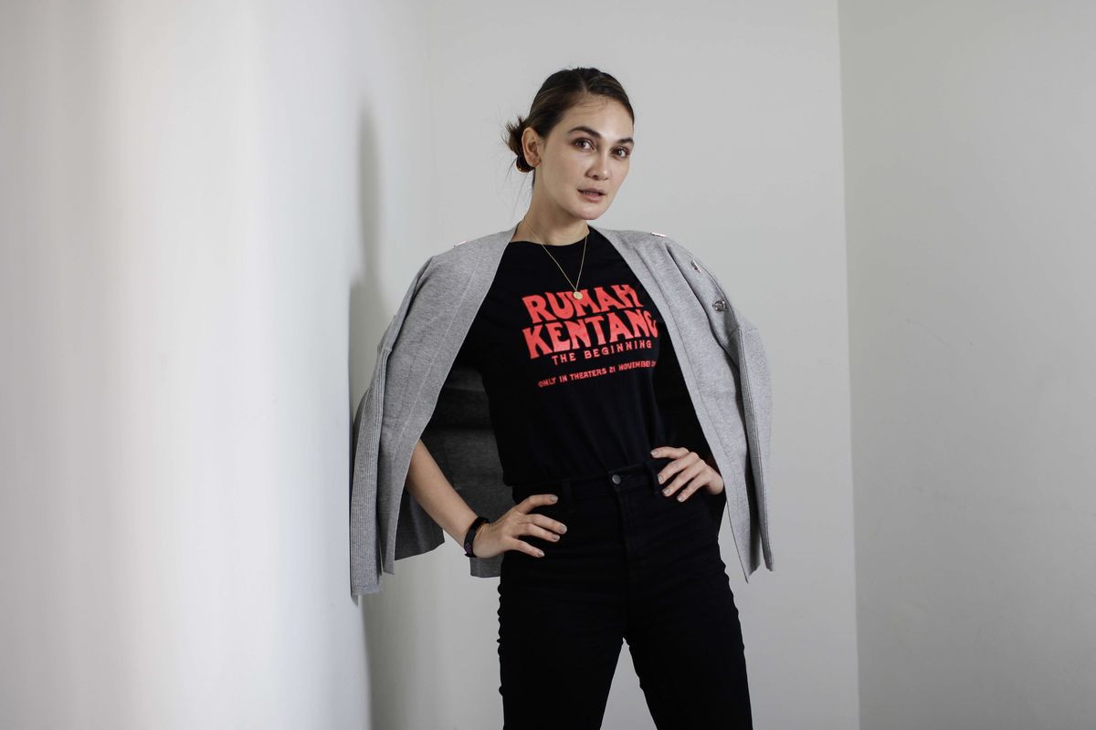 Artis peran Luna Maya berkunjung ke Kantor Redaksi ι.com untuk promo film Rumah Kentang: The Beginning, Kamis (7/11/2019).