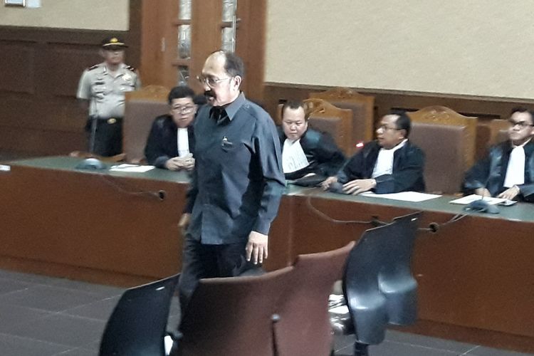Advokat Fredrich Yunadi duduk di kursi terdakwa di Pengadilan Tipikor Jakarta, Kamis (8/2/2018).