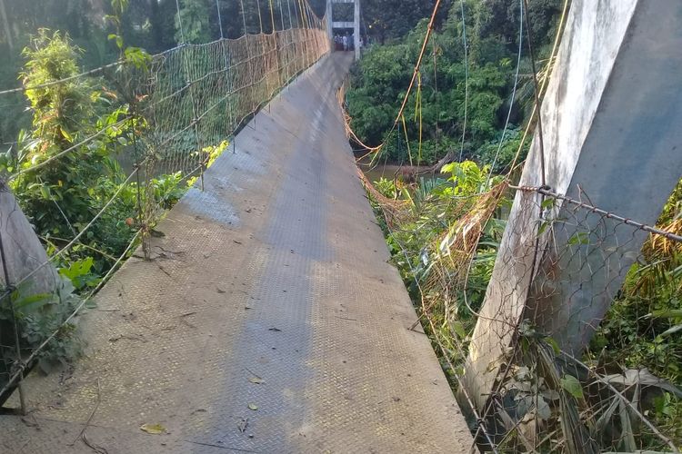 Kondisi jembatan yang tiba-tiba putus mengakibatkan 19 anak sekolah dasar luka-luka