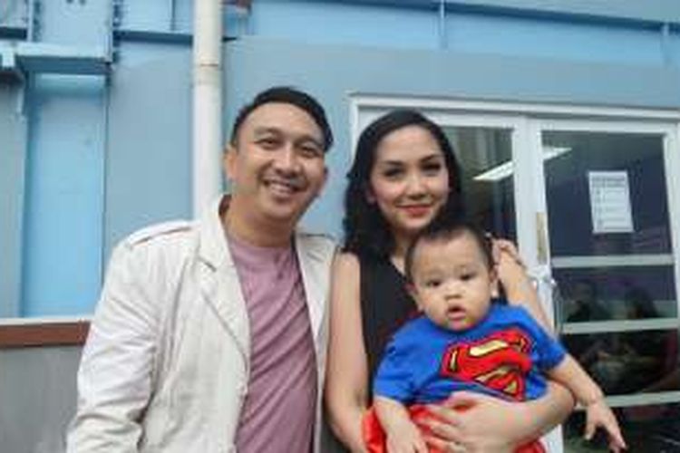 Pembawa acara Augie Fantinus bersama istrinya, Andrian Bustami, beserta anak diabadikan di halaman Gedung Trans, Jalan Tendean, Mampang Prapatan, Jakarta Selatan, Jumat (15/4/2016).