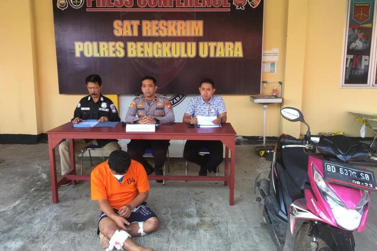 Kasat Reskrim Polres Bengkulu Utara, AKP. Teguh Ari Aji (tengah) menggelar siaran pers terkait ditangkapnya pelaku pencurian kendaraan bermotor