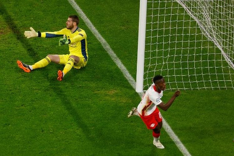 Ekspresi kecewa David De Gea (kiri) seusai Amadou Haidara (kanan) mencetak gol pada laga keenam Grup H Liga Champions yang mempertemukan RB Leipzig vs Man United di Red Bull Arena, Rabu (9/12/2020) dini hari WIB.