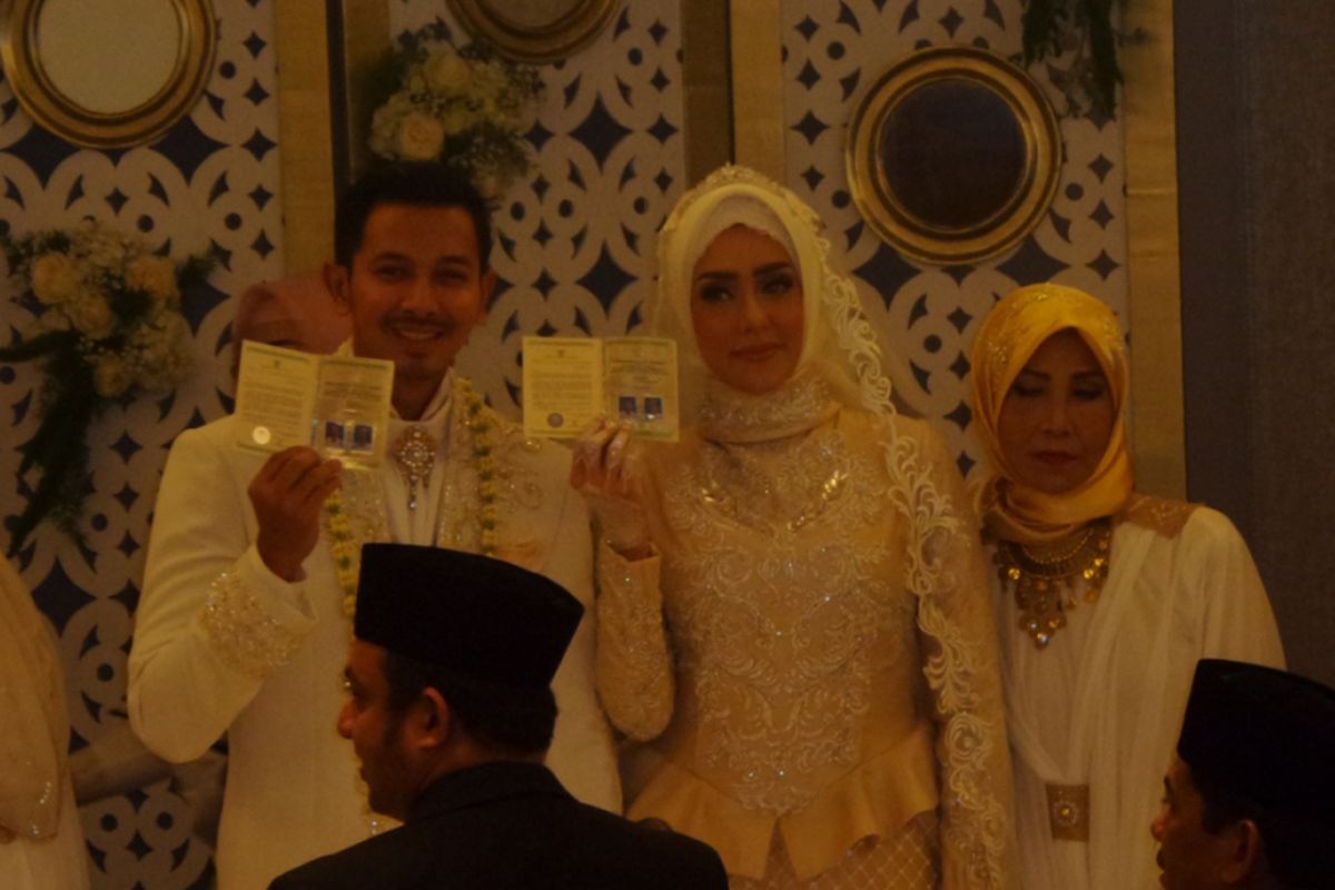 Fairuz A Rafiq dan Sonny Septian melangsungkan akad nikah di JS Luwansa, Kuningan, Jakarta Selatan, Minggu (21/5/2017).