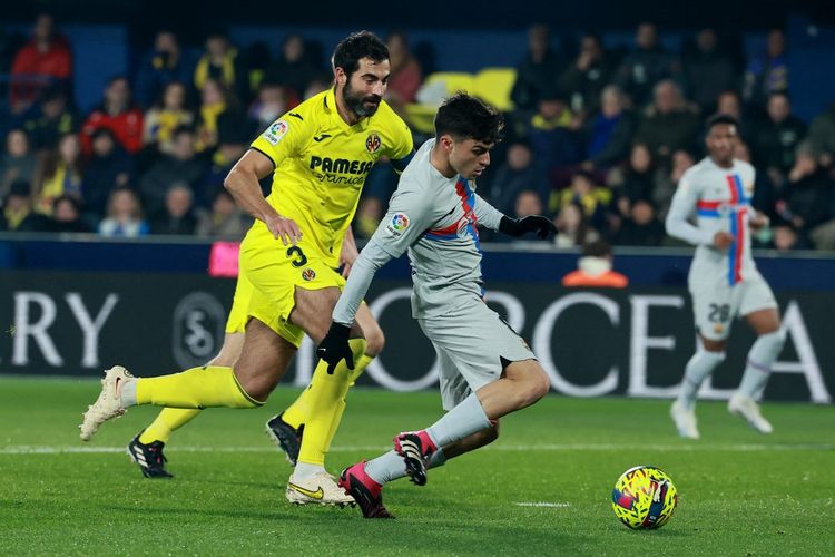 Pedri (kanan) mencetak gol pada pertandingan Villarreal vs Barcelona pada pekan ke-21 Liga Spanyol 2022-2023 di Stadion Ceramica, Senin (13/2/2023) dini hari WIB. (Foto oleh JOSE JORDAN / AFP)