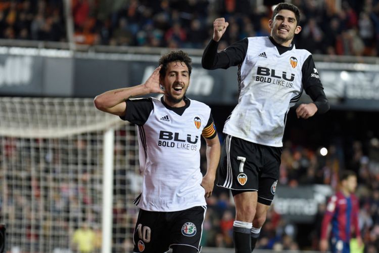 Dani Parejo dan Manuel Guedes merayakan gol Valencia ke gawang Levante pada pertandingan La Liga, Minggu (11/2/2018).