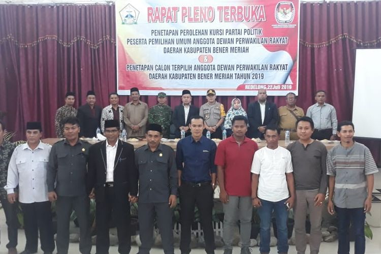 Foto bersama Komisioner KIP Bener Meriah bersama unsur Forkopimda dan Para Pimpinan Partai Politik Peserta Pemilu 2019, Senin (22/7/201) di Aula Setdakab Bener Meriah.