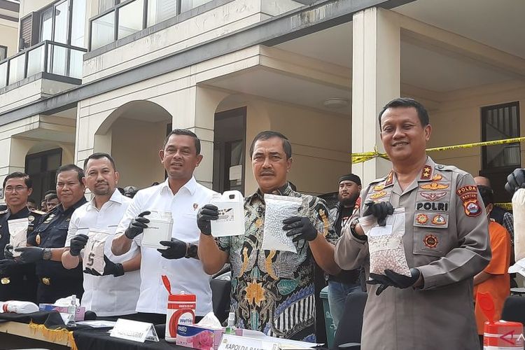 Kabareskrim Polri Komjen Polisi Agus Andrianto (dua kanan) saat menunjukkan barang bukti hasil ungkap pabrik pembuatan ekstasi jaringan internasional di Kabupaten Tangerang, Banten, Jumat (2/6/2023). 