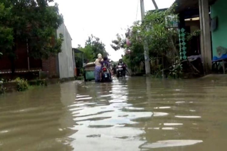 Banjir melanda salah satu desa di Kabupaten Jombang, Jawa Timur, Kamis (10/3/2022).