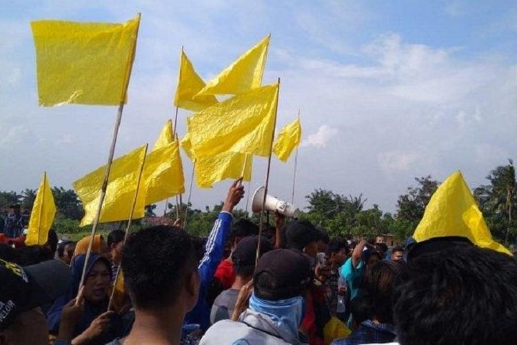 Aksi warga membawa bendera kuning di Jalan Perimeter Utara sebagai bentuk duka cita, di Jalan Perimeter Utara, Kabupaten Tangerang, Jumat (1/3/2019).  