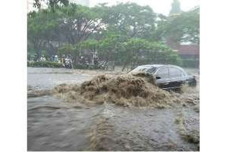 Banjir di pintu tol Pasteur, tepatnya di depan Bandung Trade Center, Kota Bandung.