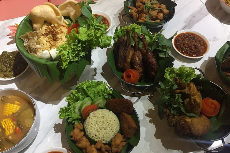 Masakan di Restoran Ayam Bebek Angsa Masak Di Kuali