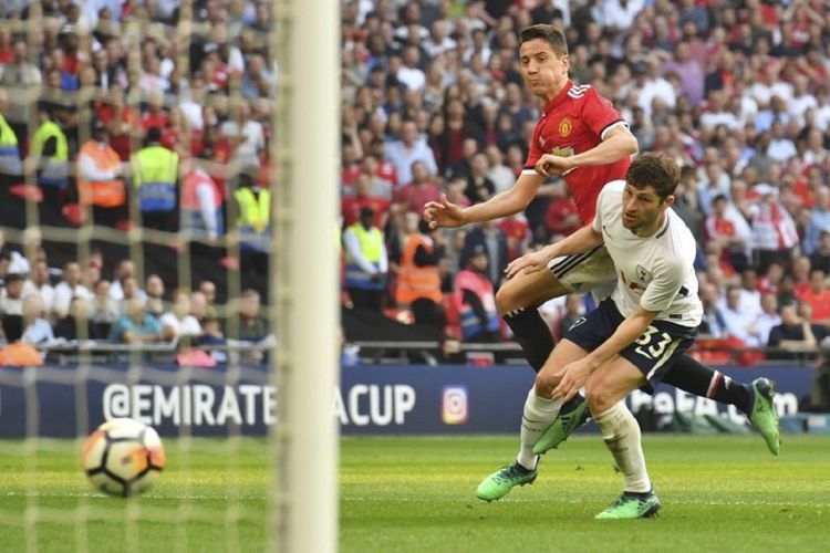 Ander Herrera (Manchester United) berhasil melepas tendangan ke gawang Tottenham Hotspur sekalipun dikawal ketat oleh Ben Davies pada laga semifinal Piala FA di Stadion Wembley, Sabtu (21/4/2018). 