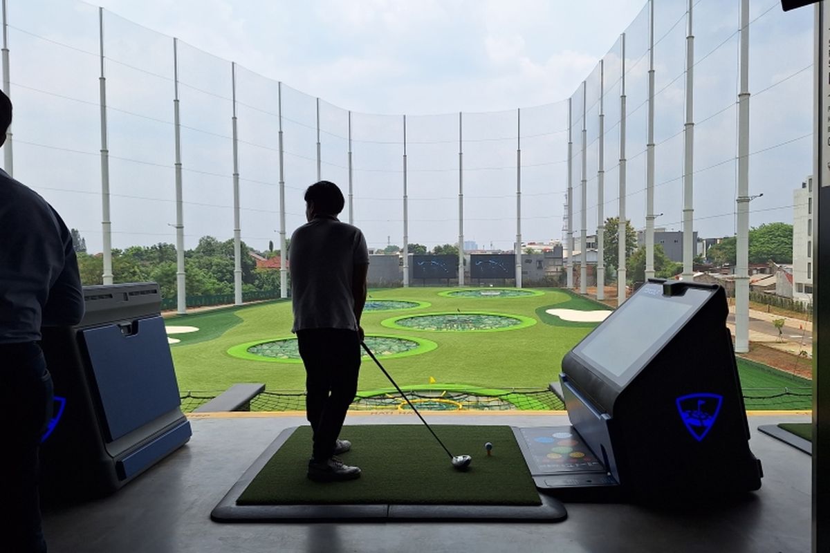 Berdiri megah di kawasan Cilandak, Fatmawati, Jakarta Selatan, Topgolf Jakarta dibangun di atas lahan seluas 3,5 hektare dengan 102 hitting bay yang tersebar di tiga lantai. 