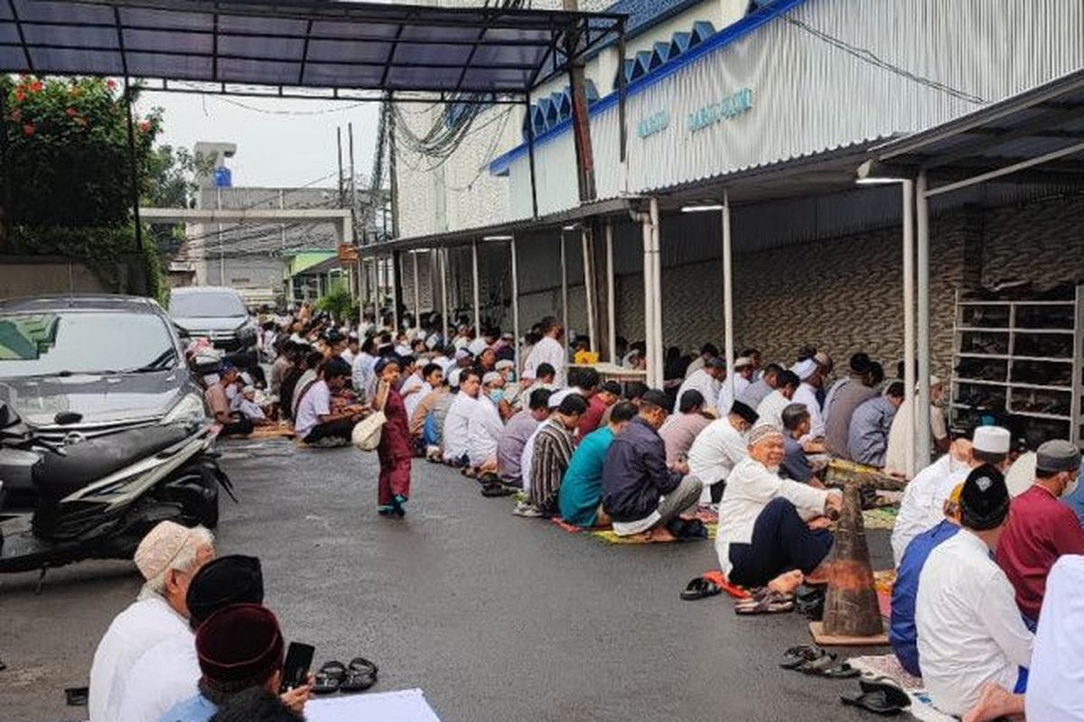 Jamaah Muhammadyah wilayah Jakarta Timur memadati Masjid Darul Ulum FKIP Uhamka, Pasar Rebo, Jakarta Timur, untuk melaksanakan Shalat Idul Fitri 1444 Hijriah, Jumat (21/4/2023). PP Muhammadiyah telah menetapkan 1 Syawal atau Hari Raya Idul Fitri 1444 Hijriah jatuh pada 21 April 2023. 