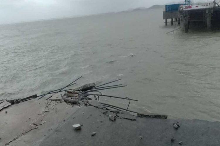 Dua titik jembatan (trestel) menuju dermaga Pelabuhan Internasional Kijing, Kabupaten Mempawah, Kalimantan Barat (Kalbar) ambruk. Ambruknya jembatan tersebut ditengarai hujan deras disertai angin kencang yang melanda sebagian besar wilayah Kalbar, Selasa (13/7/2021) malam.