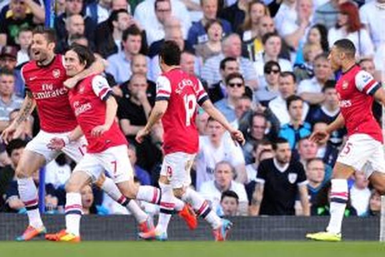 Gelandang Arsenal, Tomas Rosicky, merayakan golnya seusai membobol gawang Tottenham Hotspur dalam lanjutan Premier League, Minggu (16/3/2014). 