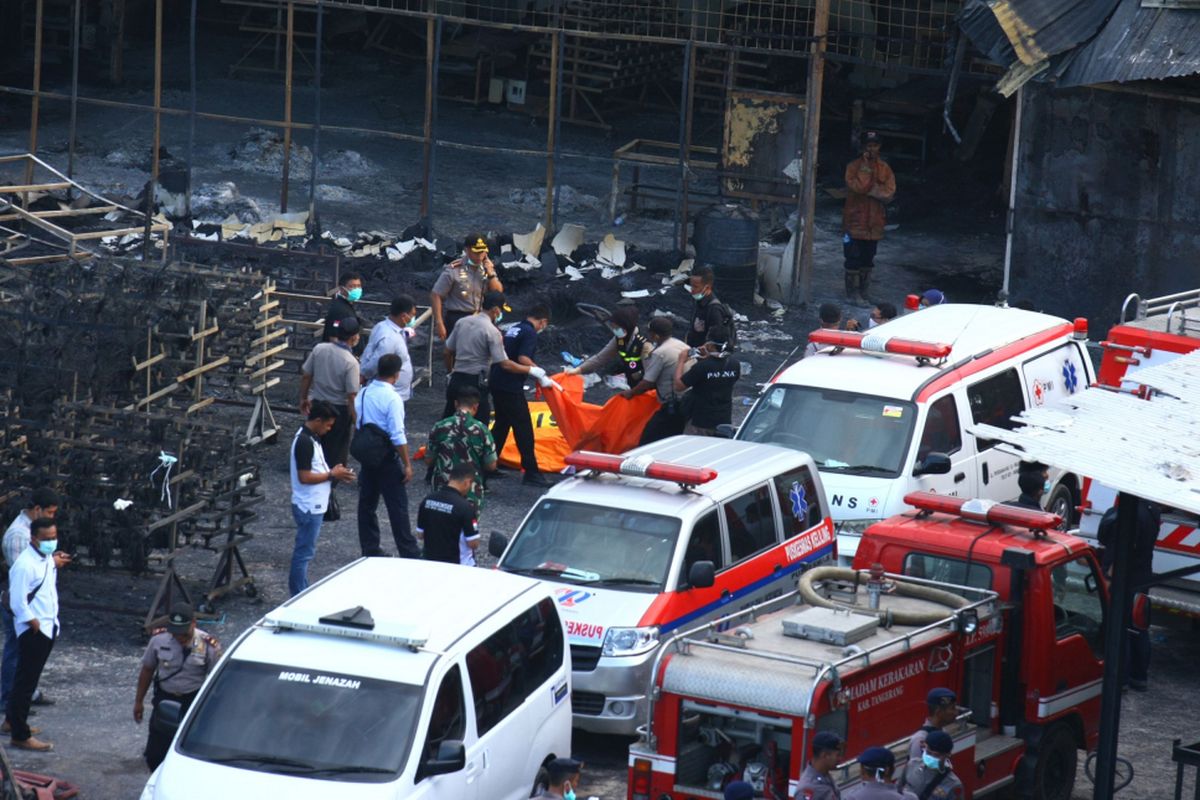 Personel Kepolisian Polda Metro Jaya mengevakuasi jenazah korban kebakaran pabrik kembang api di Kosambi, Tangerang, Banten, Kamis (26/10/2017). Kebakaran yang diduga akibat dari ledakan salah satu tempat pembuatan kembang api yang baru beroperasi dua bulan ini menewaskan setidaknya 47 orang karyawan dan puluhan lainnya terluka bakar.