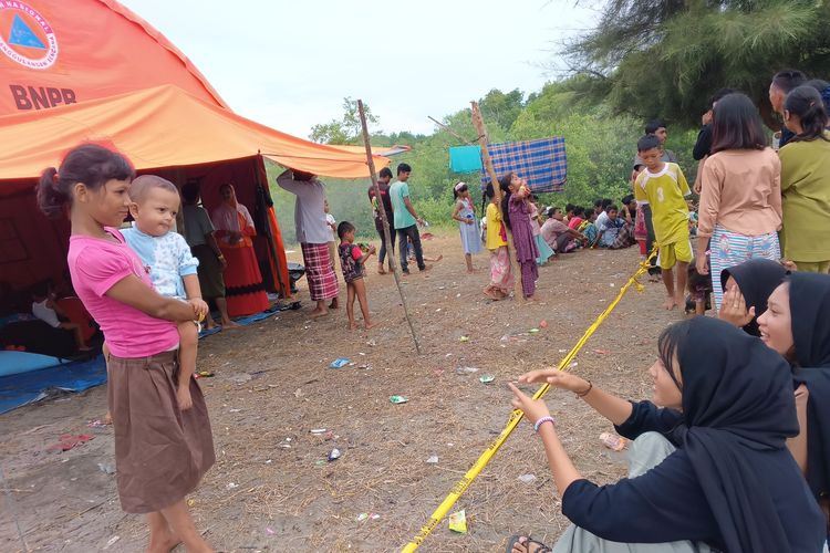 Masyarakat saat berinteraksi dengan pengungsi Rohingya di Desa Karang Gading, Deli Serdang, Minggu (7/1/2024)