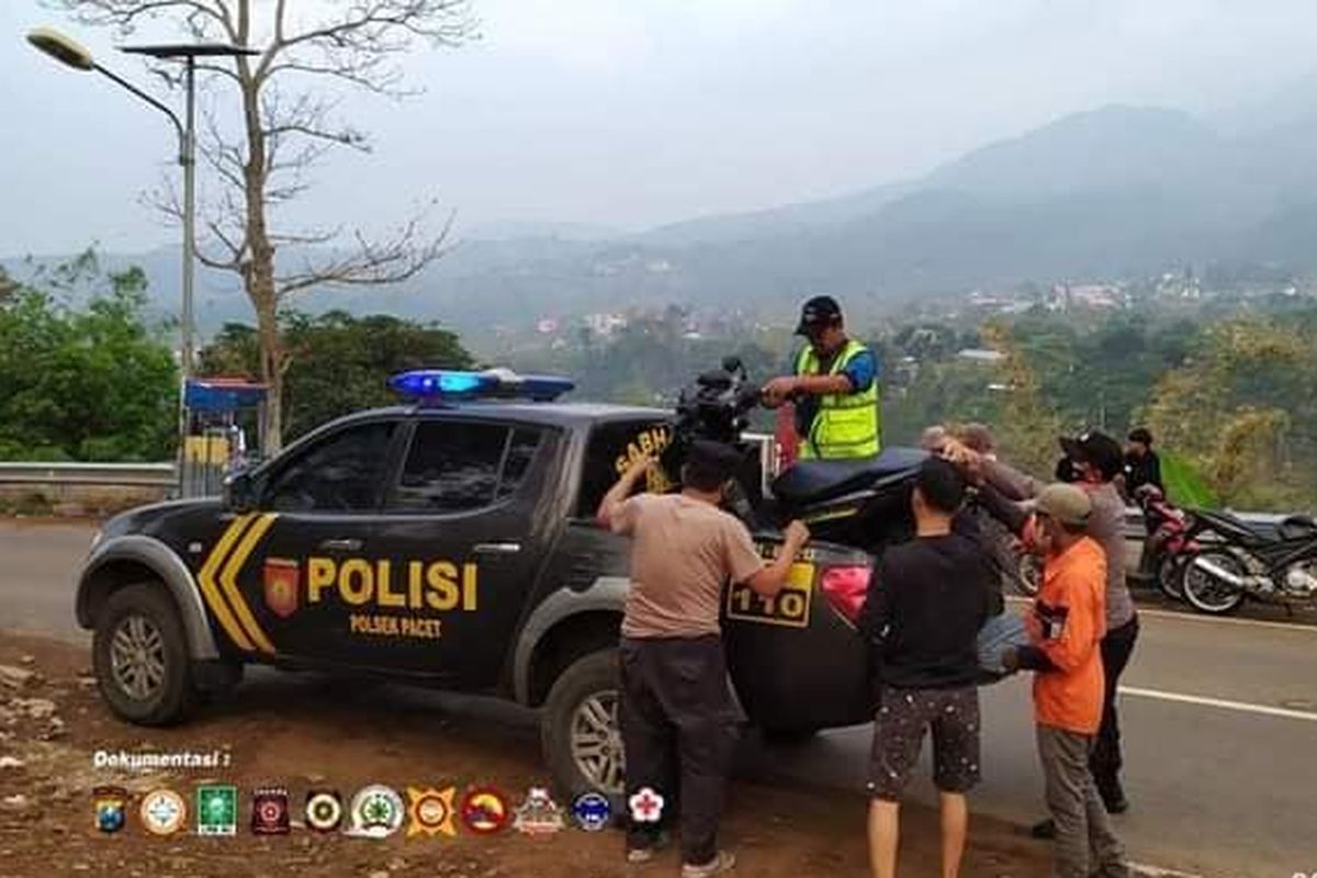 Skutik yang baru saja mengalami kecelakaan di Jalur Pacet-Cangar akibat rem blong diamankan pihak kepolisian, Minggu (24/10/2021).