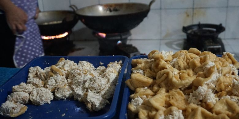 Tahu walik khas Banyuwangi siap digoreng, Kamis (8/2/2018).