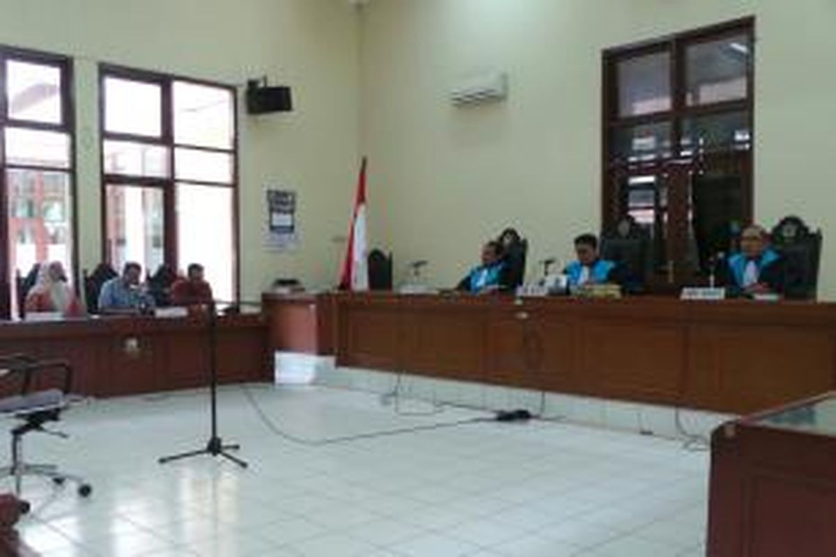 Sidang gugatan mantan Kepsek SMAN 3 Setiabudi, Retno Listyarti terhadap Kadisdik DKI di PTUN Jakarta Timur. Pada sidang vonis ini, hakim mengabulkan gugatan Retno. Kamis (7/1/2016)