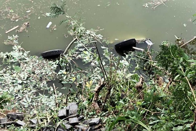 Truk pengangkut batako terjun ke sungai Kedung Dowo, Pedukuhan Tegalrejo, Kalurahan Hargowilis, Kapanewon Kokap, Jumat (18/03/2022) siang. Tidak ada korban jiwa akibat kejadian ini.