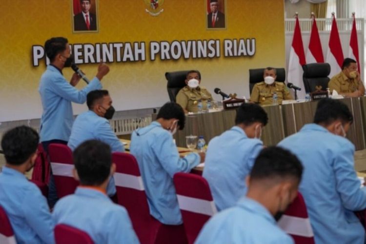 Gubernur Riau Syamsuar menerima audiensi dari Aliansi Mahasiswa Universitas Riau di Balai Serindit Gedung Daerah Provinsi Riau, Senin (21/3/2022).