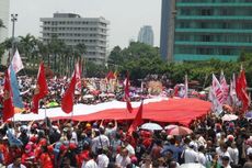 Bendera Merah Putih Raksasa Membentang di Bundaran HI