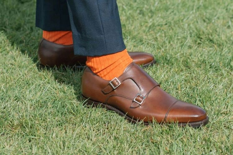 Ilustrasi sepatu kulit laki-laki jenis monk strap atau monk strap shoes.