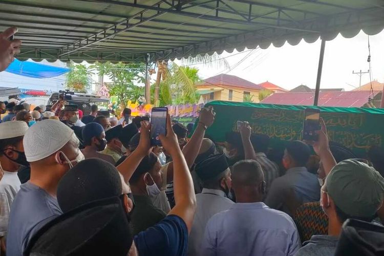 Ratusan warga mengantar jenazah Bupati Kabupaten Seram Bagian Barat, Maluku Muhamad Yasin Payapo menuju lokasi pemakaman keluarga di kawasan Warasia, Kecamatan Sirimau, Kota Ambon, Senin (2/8/2021)