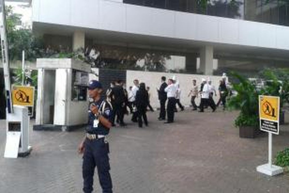 Suasana di pintu masuk Hotel Aryaduta, Jakarta Pusat, setelah terbakarnya ruang sauna hotel tersebut, Senin (30/6/2014).