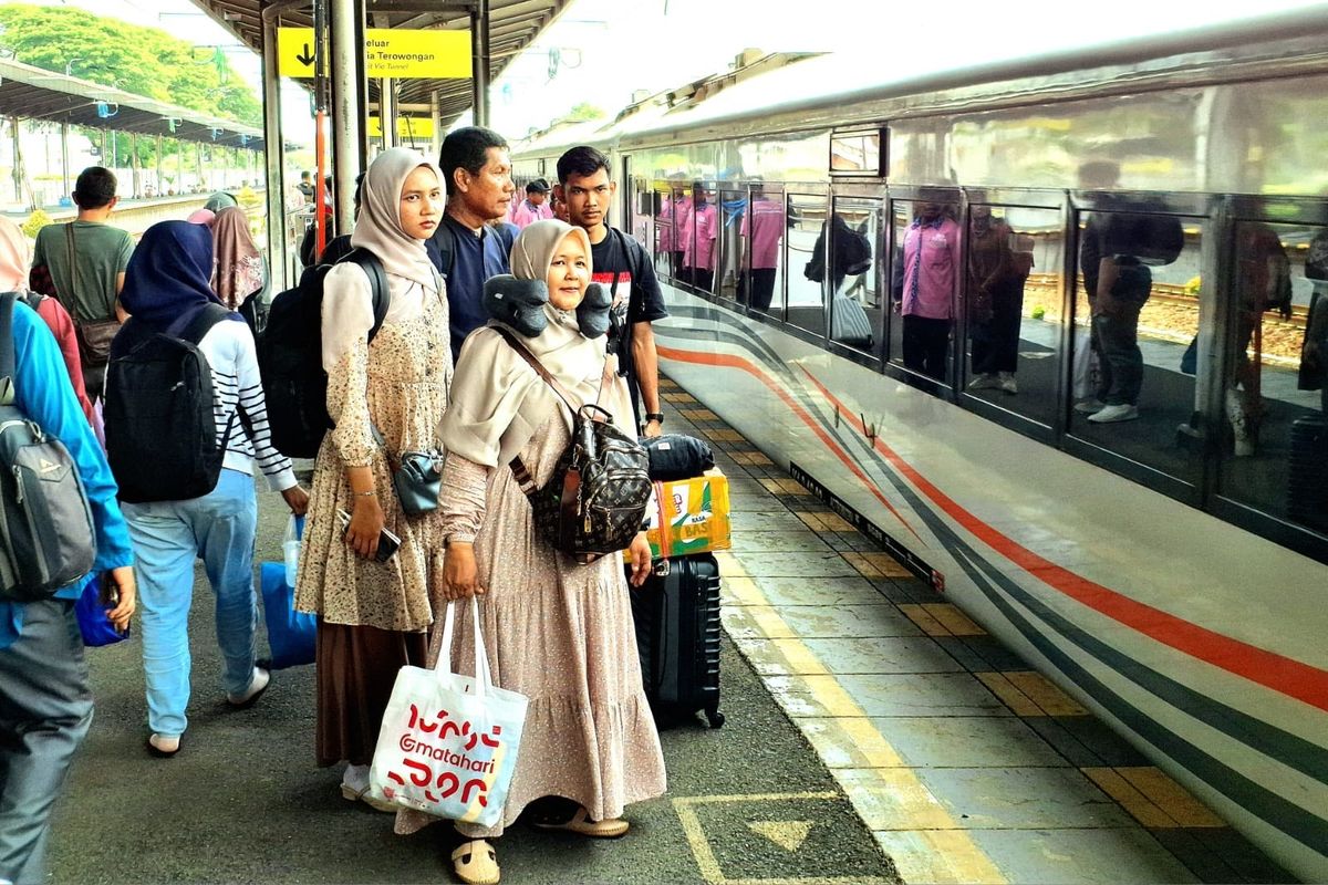 Kota Cirebon sukses menjadi simpul utama mobilitas Jawa selama Nataru 2025/2026 dengan melayani 274.000 penumpang.
