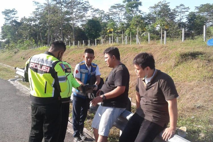 Ronald Touwani (38) bersama adik iparnya dievakuasi pihak yang berwenang sesaat setelah kecelakaan lalu lintas.