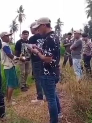 Aparat kepolisian di Kabupaten Soppeng, Sulawesi Selatan menggelar olah tempat kejadian perkara (TKP) terkait duel maut antara dua petani. Rabu, (15/7/2026).