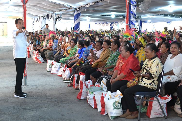 Presiden Joko Widodo membagikan bantuan pangan Cadangan Beras Pemerintah (CBP) kepada sejumlah Keluarga Penerima Manfaat (KPM) di Komplek Pergudangan Bulog Mandala, Kabupaten Biak Numfor, Provinsi Papua, pada Rabu (22/11/2023).