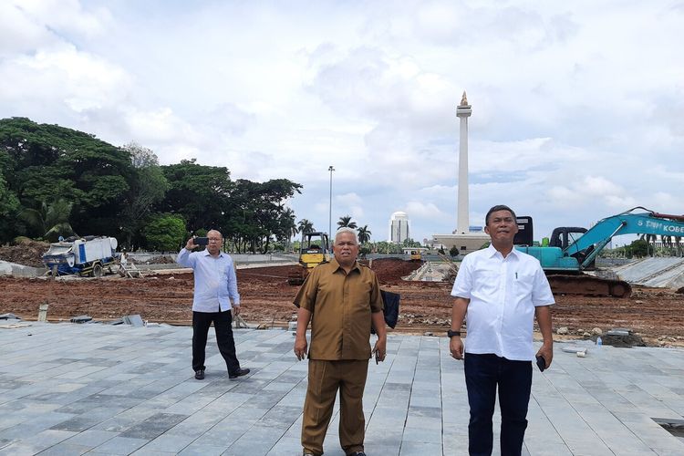 Ketua DPRD DKI Jakarta Prasetio Edi Marsudi, Sekretaris Komisi B Pandapotan Sinaga, Anggota Komisi D Pantas Nainggolan saat melakukan inspeksi ke lokasi revitalisasi Monas, Jakarta Pusat, Senin (27/1/2020)