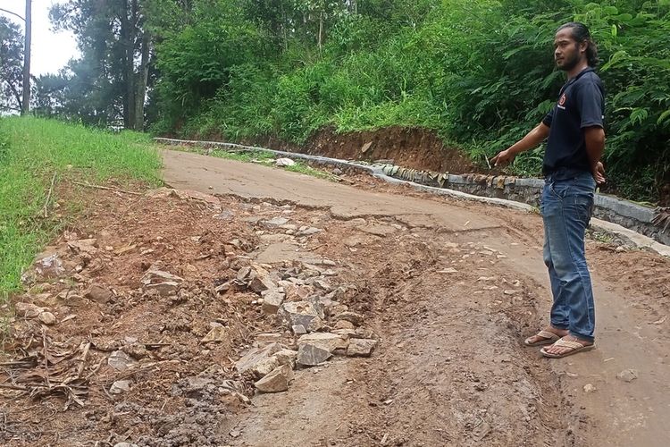 Warga Kampung Cidegdeg, Desa Mandalasari, Kecamatan Cikancung, Kabupaten Bandung, Jawa Barat mengeluhkan jalan yang rusak dan berlubang. Jalan tersebut kerap digunakan untuk jalur alternatif mudik lebaran dari Garut menuju Cicalengka.