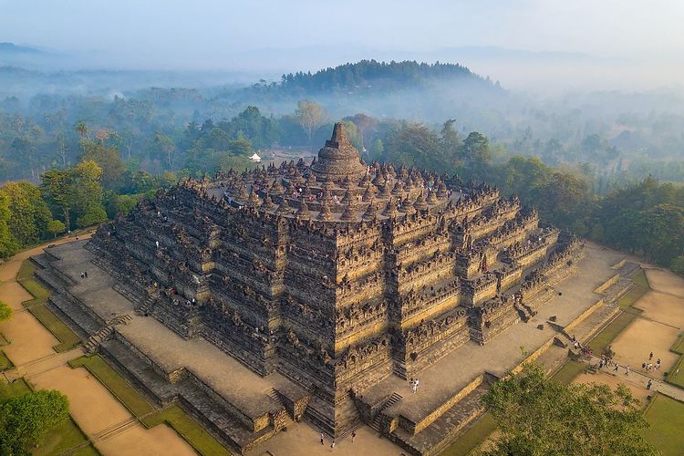 Bentuk Candi Borobudur melambangkan kosmologi Buddha Mahayana dengan tiga tingkatan yaitu kamadhatu, rupadhatu, dan arupadhatu.