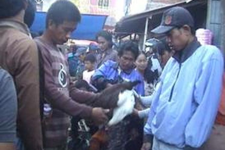 Penjual ayam potong di pasar tradisional di Pinrang, Sulawesi Selatan, tengah melayani pembeli, Selasa (6/8/2013). Harga ayam potong naik dua kali lipat sejak dua pekan sebelum Lebaran, dari Rp 60.000 menjadi Rp 120.000.